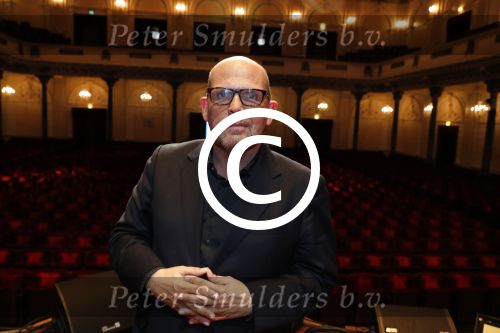 Amsterdam 15 mei 2017
Wesly Bronkhorst 15 jaar artiest in het concertgebouw. Jaap v Zweeden reikt eerste cd uit