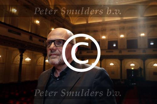 Amsterdam 15 mei 2017
Wesly Bronkhorst 15 jaar artiest in het concertgebouw. Jaap v Zweeden reikt eerste cd uit