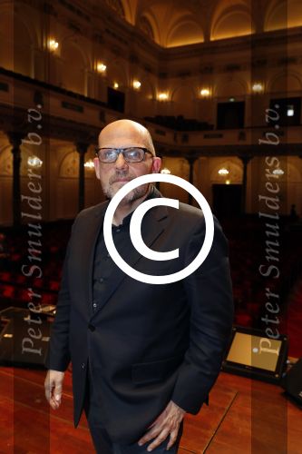 Amsterdam 15 mei 2017
Wesly Bronkhorst 15 jaar artiest in het concertgebouw. Jaap v Zweeden reikt eerste cd uit