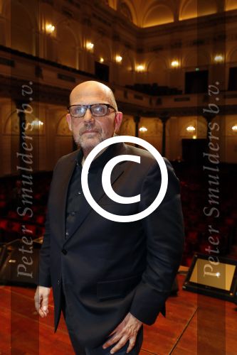 Amsterdam 15 mei 2017
Wesly Bronkhorst 15 jaar artiest in het concertgebouw. Jaap v Zweeden reikt eerste cd uit