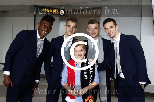 Schiphol Stockholm 24 mei 2017
Vertrek supporters Ajax naar Stockholm. Jack v gelder met zoon en kleinzoon