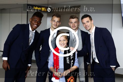 Schiphol Stockholm 24 mei 2017
Vertrek supporters Ajax naar Stockholm. Jack v gelder met zoon en kleinzoon