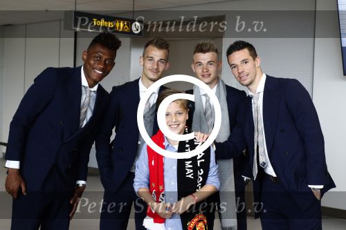 Schiphol Stockholm 24 mei 2017
Vertrek supporters Ajax naar Stockholm. Jack v gelder met zoon en kleinzoon