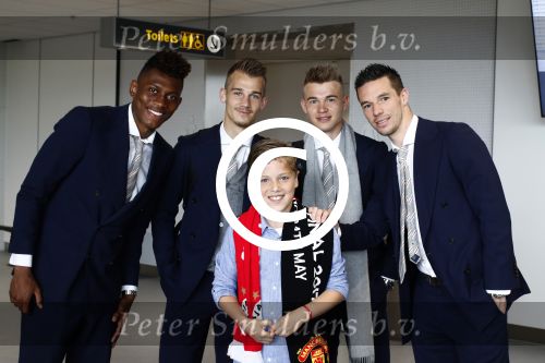 Schiphol Stockholm 24 mei 2017
Vertrek supporters Ajax naar Stockholm. Jack v gelder met zoon en kleinzoon