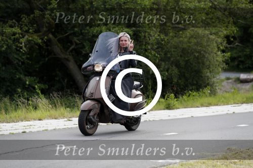 Weesp 23 mei 2017
Jara Soede op har vespa scooter