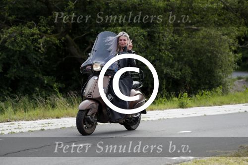 Weesp 23 mei 2017
Jara Soede op har vespa scooter