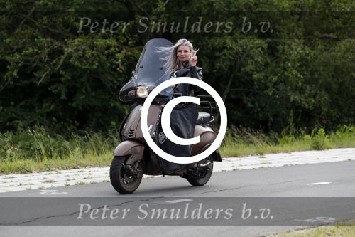 Weesp 23 mei 2017
Jara Soede op har vespa scooter