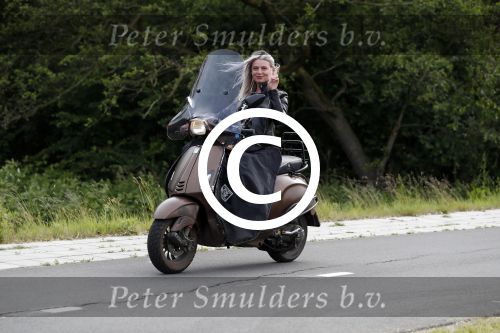 Weesp 23 mei 2017
Jara Soede op har vespa scooter