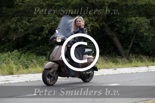 Weesp 23 mei 2017
Jara Soede op har vespa scooter