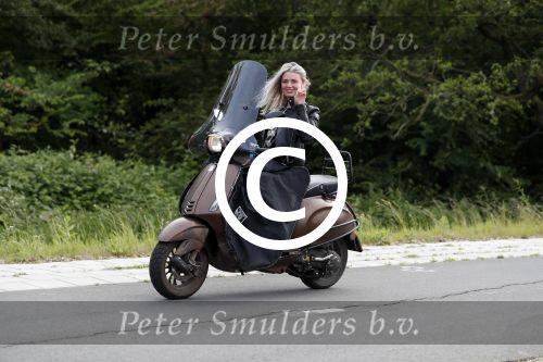 Weesp 23 mei 2017
Jara Soede op har vespa scooter