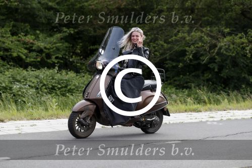 Weesp 23 mei 2017
Jara Soede op har vespa scooter