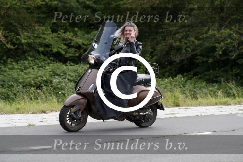 Weesp 23 mei 2017
Jara Soede op har vespa scooter