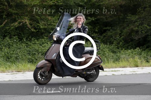 Weesp 23 mei 2017
Jara Soede op har vespa scooter