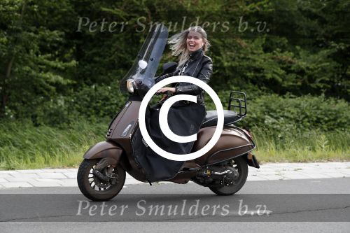 Weesp 23 mei 2017
Jara Soede op har vespa scooter