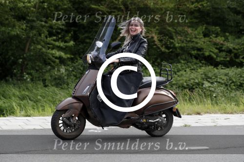 Weesp 23 mei 2017
Jara Soede op har vespa scooter