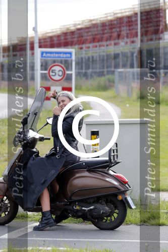 Weesp 23 mei 2017
Jara Soede op har vespa scooter