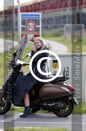 Weesp 23 mei 2017
Jara Soede op har vespa scooter