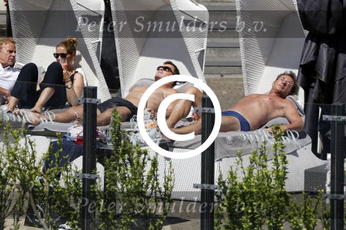 Amsterdam 26 mei 2017
De toppers Gerard Joling en Jeroen v d Boom met zijn vrouw Dani en Wino Omtzigt in hetb zonnetje bij het Amstel Hotel