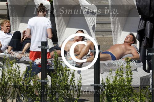 Amsterdam 26 mei 2017
De toppers Gerard Joling en Jeroen v d Boom met zijn vrouw Dani en Wino Omtzigt in hetb zonnetje bij het Amstel Hotel
