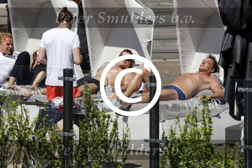 Amsterdam 26 mei 2017
De toppers Gerard Joling en Jeroen v d Boom met zijn vrouw Dani en Wino Omtzigt in hetb zonnetje bij het Amstel Hotel