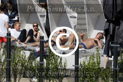 Amsterdam 26 mei 2017
De toppers Gerard Joling en Jeroen v d Boom met zijn vrouw Dani en Wino Omtzigt in hetb zonnetje bij het Amstel Hotel