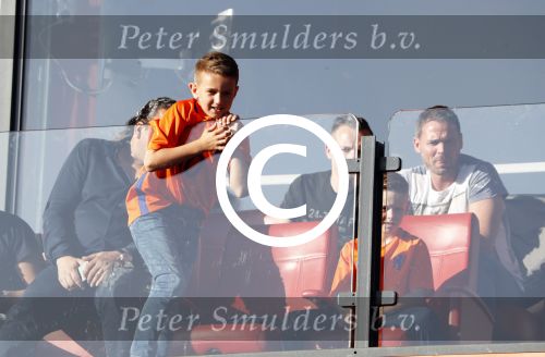 Rotterdam 9 juni 2017
Nederland - Luxemburg in de kuip . De wedstrijd dat Wesley Sneijder record international wordt en waar Ruud Gullit en Dick Advocaat voor het eerst bondscoach en assistent zijn. Yolanthe Sneijder Cabau zit op de tribune met zoons Jessey en Xess Xava