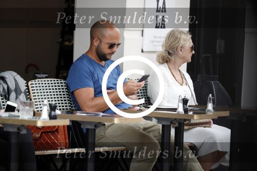 Amsterdam 15 juni 2017  
John Karthaus en zijn zwangere vrouw Carolien Spoor op terras