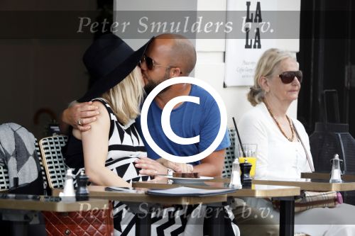 Amsterdam 15 juni 2017  
John Karthaus en zijn zwangere vrouw Carolien Spoor op terras