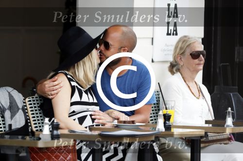 Amsterdam 15 juni 2017  
John Karthaus en zijn zwangere vrouw Carolien Spoor op terras