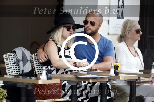 Amsterdam 15 juni 2017  
John Karthaus en zijn zwangere vrouw Carolien Spoor op terras