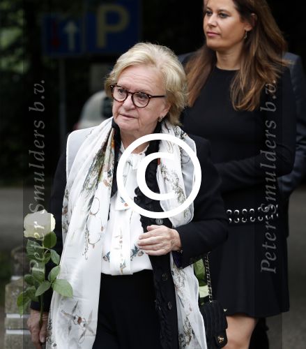 Vught 13 juni 2017
Herdenkingsdienst/ begrafenis van Sandra Reemer in kasteel Maurick. Joke v d Boer met zoon Noud en schoondochter
