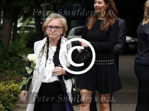 Vught 13 juni 2017
Herdenkingsdienst/ begrafenis van Sandra Reemer in kasteel Maurick. Joke v d Boer met zoon Noud en schoondochter
