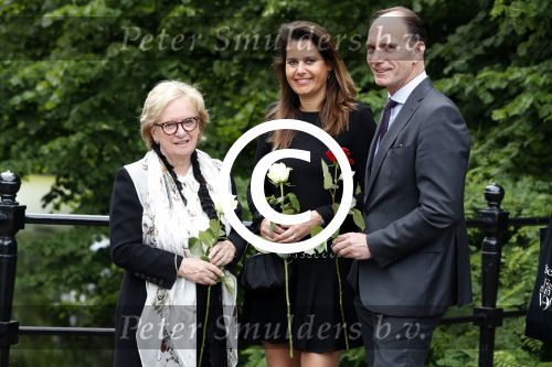 Vught 13 juni 2017
Herdenkingsdienst/ begrafenis van Sandra Reemer in kasteel Maurick. Joke v d Boer met zoon Noud en schoondochter