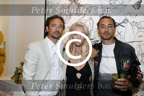 Amsterdam 16 juni 2017
Presentatie nieuwe vodka van Michiel Mol Caramol in de gallery van Joseph Klibansky op de pc hooftstraat. Joseph met zijn broer en zus