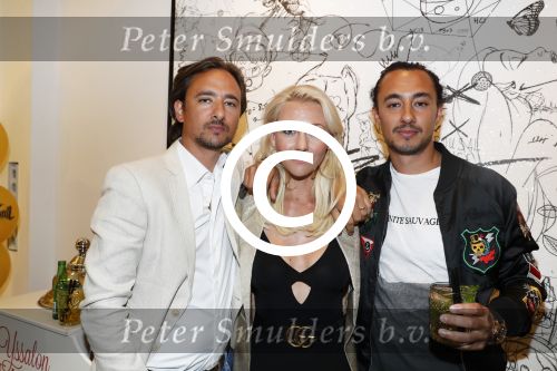 Amsterdam 16 juni 2017
Presentatie nieuwe vodka van Michiel Mol Caramol in de gallery van Joseph Klibansky op de pc hooftstraat. Joseph met zijn broer en zus