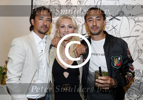 Amsterdam 16 juni 2017
Presentatie nieuwe vodka van Michiel Mol Caramol in de gallery van Joseph Klibansky op de pc hooftstraat. Joseph met zijn broer en zus