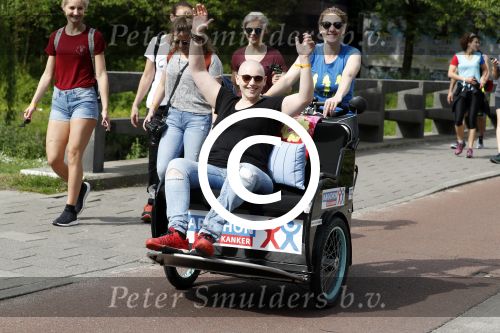 Amsterdam 17 mei 2017
Evelien de Bruijn en Bibian Mentel lopen mee in de marathon voor het Nederlands Kankerfonds (KWF). Vertrek wan bij het Antoni v Leeuwenhoek