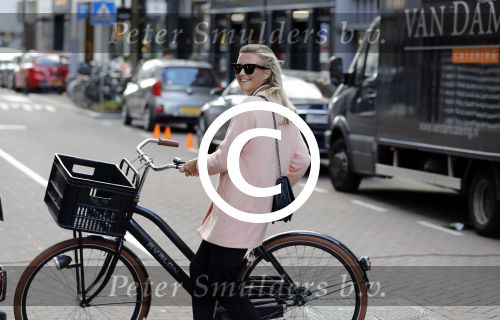 Amsterdam 16 juni 2017
Presentatie nieuwe vodka van Michiel Mol Caramol in de gallery van Joseph Klibansky op de pc hooftstraat. Laurien Verstraten met David v d North
