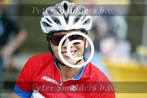 Alkmaar 17 mei 2017
Olcay Gulsen Leontie v Moorsel en Simon Keizer fiets voor de kankerbestrijding