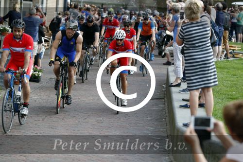 Alkmaar 17 mei 2017
Olcay Gulsen Leontie v Moorsel en Simon Keizer fiets voor de kankerbestrijding