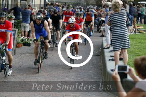 Alkmaar 17 mei 2017
Olcay Gulsen Leontie v Moorsel en Simon Keizer fiets voor de kankerbestrijding