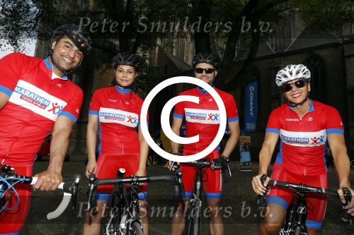 Alkmaar 17 mei 2017
Olcay Gulsen Leontie v Moorsel en Simon Keizer fiets voor de kankerbestrijding