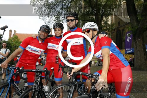 Alkmaar 17 mei 2017
Olcay Gulsen Leontie v Moorsel en Simon Keizer fiets voor de kankerbestrijding