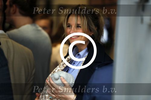Amsterdam 12 mei 2017
Lieke v Lexmond met baby in draagzak en haar zus Jetteke v Lexmond op de pc hooftstraat