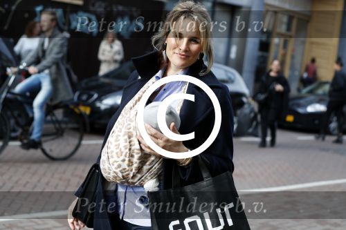 Amsterdam 12 mei 2017
Lieke v Lexmond met baby in draagzak en haar zus Jetteke v Lexmond op de pc hooftstraat
