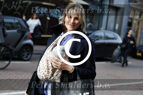 Amsterdam 12 mei 2017
Lieke v Lexmond met baby in draagzak en haar zus Jetteke v Lexmond op de pc hooftstraat