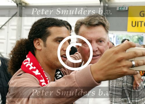 Schiphol Stockholm 24 mei 2017
Vertrek supporters Ajax naar Stockholm. Ali B en Louis v Gaal