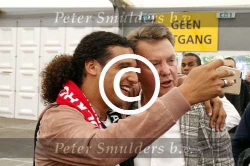 Schiphol Stockholm 24 mei 2017
Vertrek supporters Ajax naar Stockholm. Ali B en Louis v Gaal