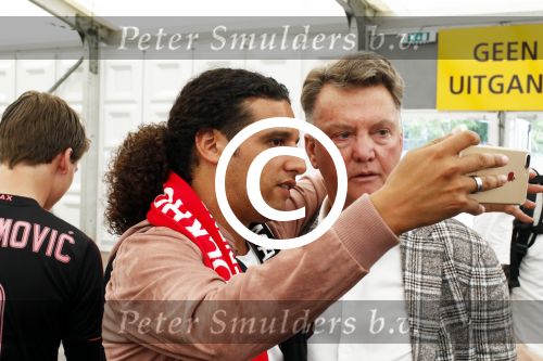 Schiphol Stockholm 24 mei 2017
Vertrek supporters Ajax naar Stockholm. Ali B en Louis v Gaal