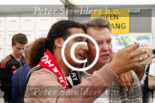 Schiphol Stockholm 24 mei 2017
Vertrek supporters Ajax naar Stockholm. Ali B en Louis v Gaal